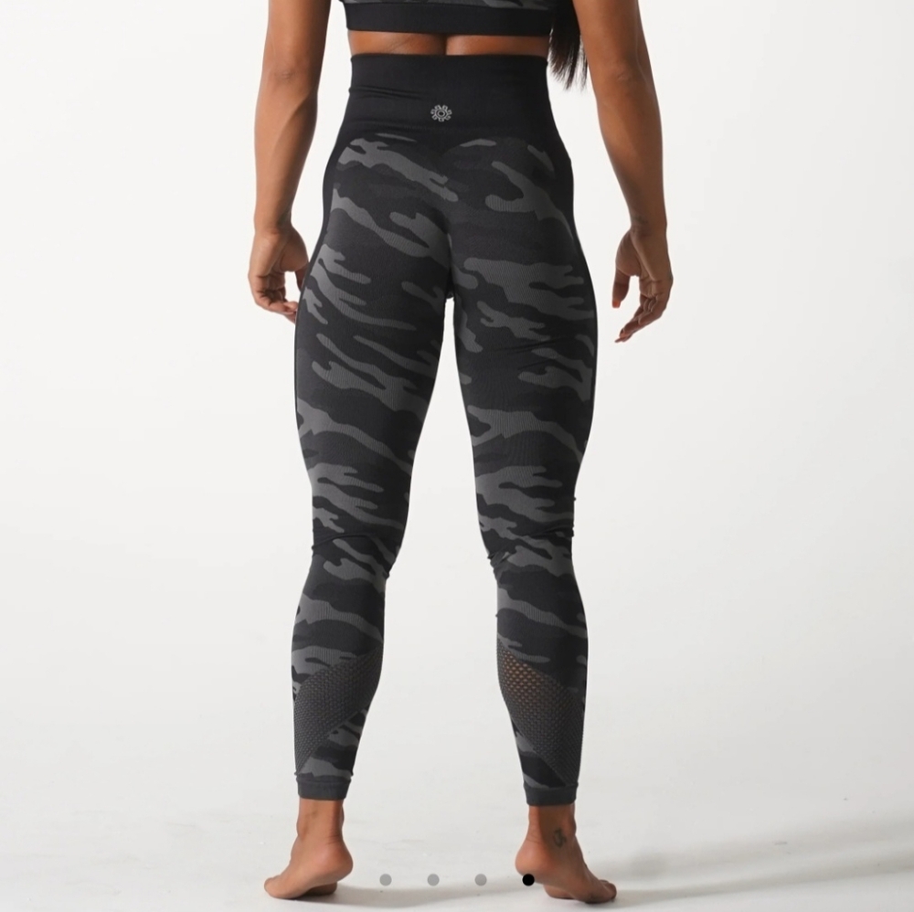Golden Aesthetics Seamless Camo leggings and Orange themeless spots bra size L